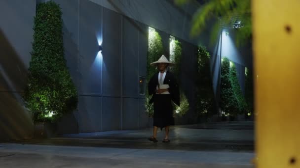 Kompletní Záběr Ženy Kimonu Bambusovém Klobouku Držící Vějíř Ruce Kráčí — Stock video