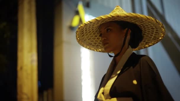 Mediumnärbild Kvinna Kimono Och Bambuhatt Som Går Och Vrider Huvudet — Stockvideo