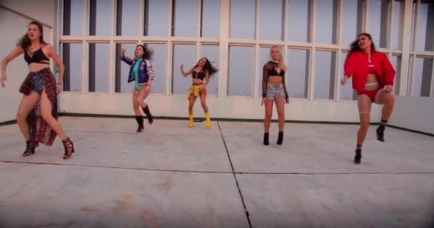 Girls Dancing Crew Girl Group Rooftop — Vídeo de Stock