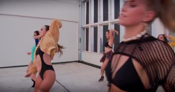 Dancing Urban Women Performance Roof — Vídeo de Stock
