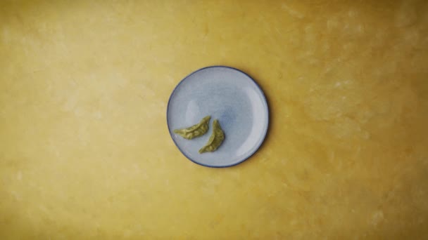 Вид Сверху Тарелку Пельменей Увенчанную Семенами Кунжута Соусом Чили Время — стоковое видео