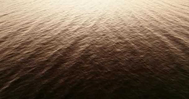 アルゼンチンのバリローチェの湖の空中ドローンは 日の出の間に穏やかな電流を示しています — ストック動画