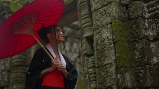Medium Shot Woman Wearing Kimono Looking Stone Walls While Walking — Αρχείο Βίντεο