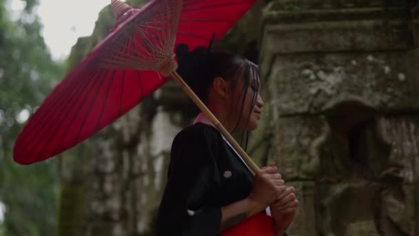 Medium Shot Showing Side View Woman Wearing Kimono Looking Walking — Stockvideo