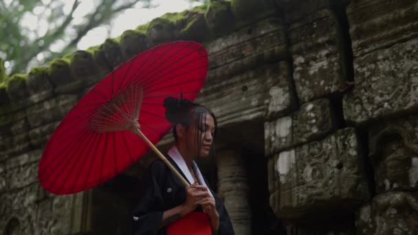 Medium Shot Woman Wearing Kimono Gazing While Walking Mossy Temple — Vídeos de Stock