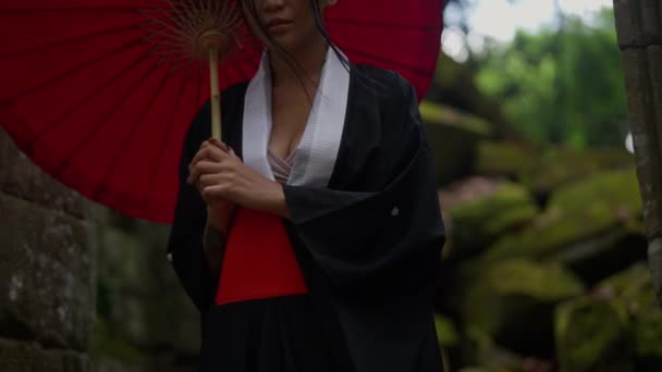 Medium Close Shot Woman Wearing Kimono Walking Mossy Temple Ruins — Vídeos de Stock