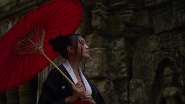 Medium Close Shot Woman Wearing Kimono Walking Looking Walls Mossy — Vídeos de Stock