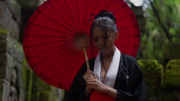 Medium Shot Woman Wearing Kimono Holding Red Wagasa Looks Camera — Video