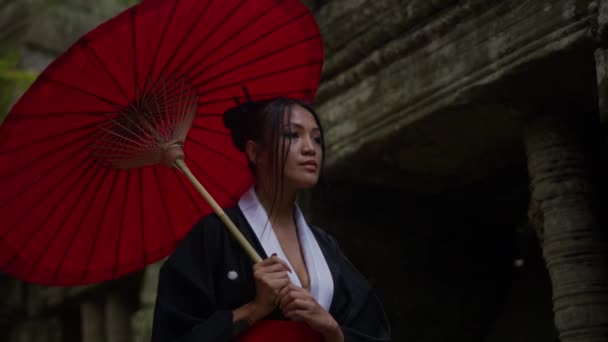 Medium Close Shot Woman Wearing Kimono Walking Exploring Mossy Temple — Stockvideo
