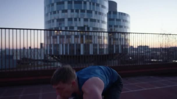 Video Man Doing Burpees Exercise Rooftop Sunset — Video