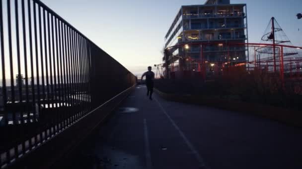 Video Man Wearing Muscle Shirt Running Lap Rooftop Sunset — Wideo stockowe