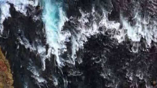澄んだ水が流れる川の上を飛行中のドローンの映像 — ストック動画