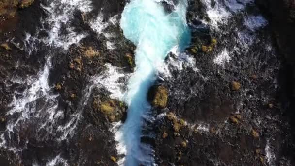 ブルーフロスの滝の青い川を流れ落ちる水のドローン映像 — ストック動画