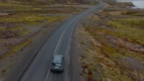 Aerial Shot Grey Car Venturing Mountain Pass Road View River — Vídeo de Stock