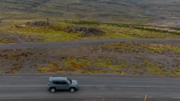 Wide Shot Grey Car Travelling Mountain Pass Road Rocky Grassy — Vídeo de Stock