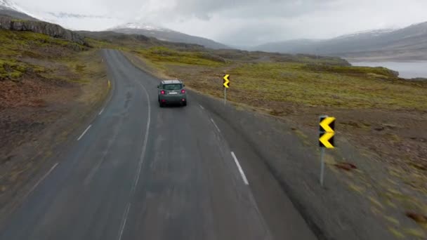 Wide Shot Grey Car Travelling Mountain Pass Road View Snowy — Vídeo de Stock
