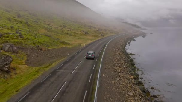 Авіаційний Постріл Сірої Машини Рухається Туманній Звивистій Дорозі Річкою Правого — стокове відео