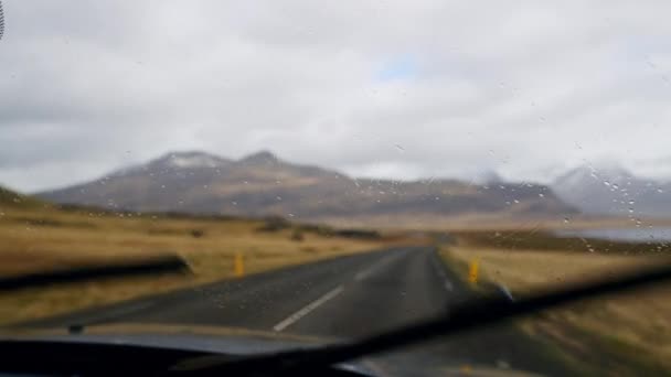 Car Wiping Its Windshield Show Magnificent View Mountain Landscape Iceland — Vídeo de Stock