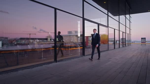 Full Shot Businessman Walking Straight Direction His Reflection Showing Glass — Vídeo de Stock