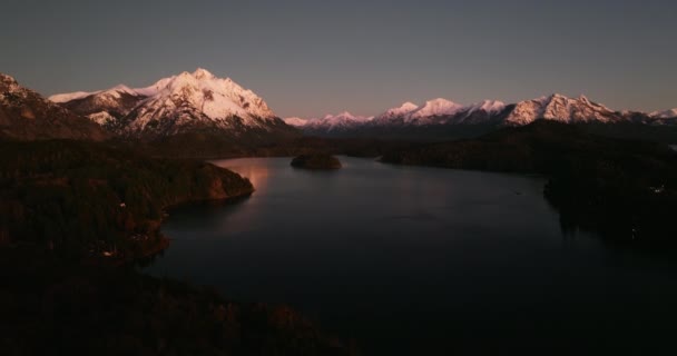 夜明けの間にアルゼンチンのバリローチェのトロネード山と湖の空の景色 — ストック動画
