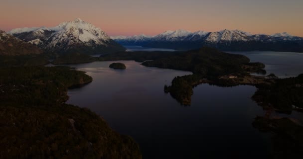 夜明けの間にアルゼンチンのバリローチェのトロネード山と湖の空の景色 — ストック動画