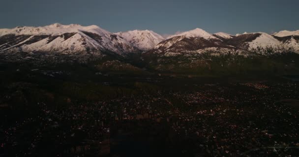 Wide Drone Flight Town Snow Capped Andes Mountain Range Bariloche — Vídeo de Stock