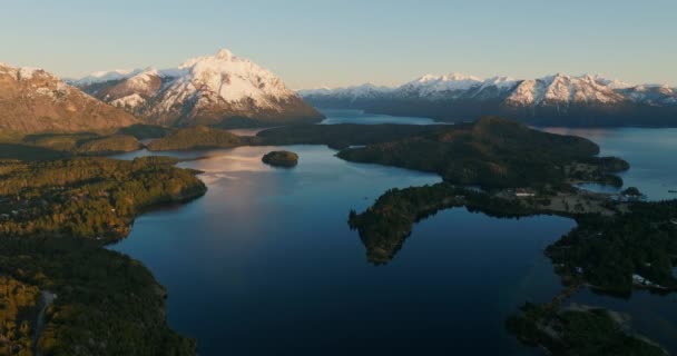 Wide Drone Flight Moving Nahuel Huapi Lake View Sunlit Mountain — Stockvideo