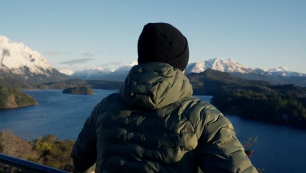 Video Showing Back View Man Green Jacket Sightseeing Beautiful Landscape — Αρχείο Βίντεο