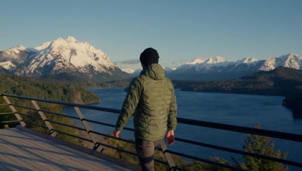 Video Showing Back View Man Walking Observation Deck Sightseeing Landscape — Vídeo de Stock