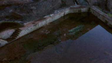 Gündüz vakti Pescante de Hermigua 'nın doğal havuzu ve beton yapılarının hava görüntüsü.