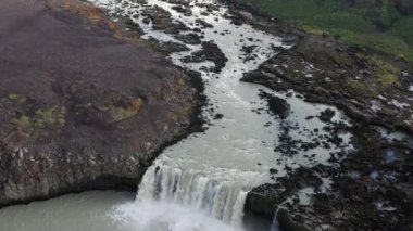 Uzun Thjorsa nehri ve Thjofafoss şelalesi üzerinde İHA uçuşu