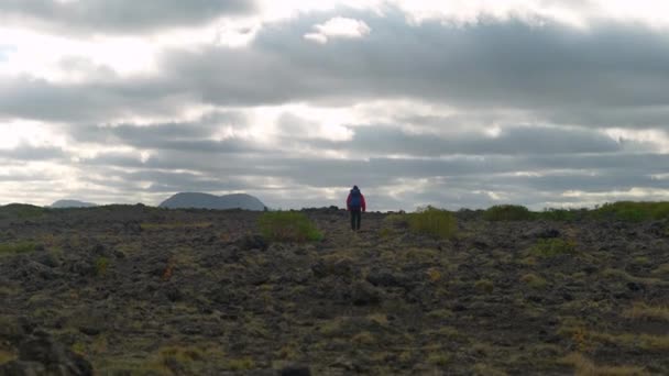Фотография Человека Идущего Замедленной Съемке Скалистой Местности Тхофафосса Облачный День — стоковое видео