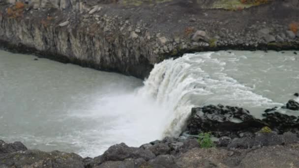 Thjofafoss滝とその岩の川沿いのスローモーションドローンショット — ストック動画