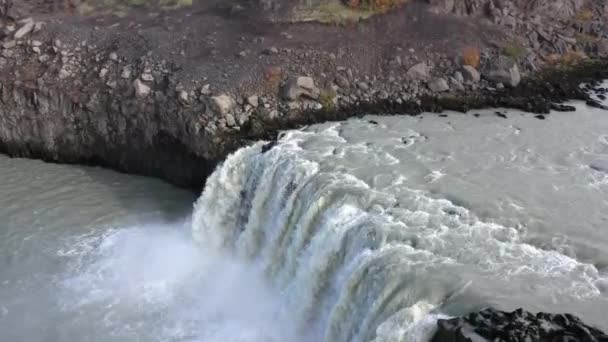 Thjofafoss滝から流れる水のラッシュのドローン映像を傾ける — ストック動画