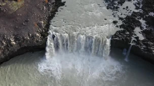 Drone Flight Showing Thjofafoss Waterfall Flowing Stream Basin — ストック動画