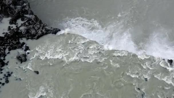 タホフォスの滝から急落盆地へと流れる水に焦点を当てたドローン映像 — ストック動画