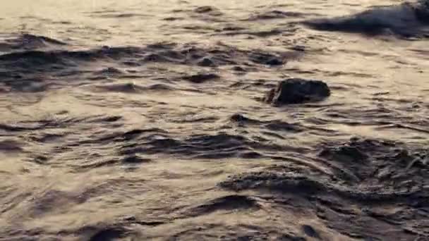 Close Shot Waves Flowing Water Splashing Sunrise Bariloche Argentina — Vídeo de Stock