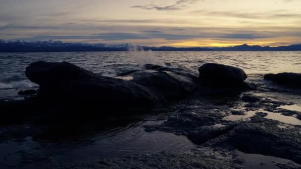 Still Shot Silhouette Mountain Range Waves Splashing Large Rocks Lakeshore — Video Stock