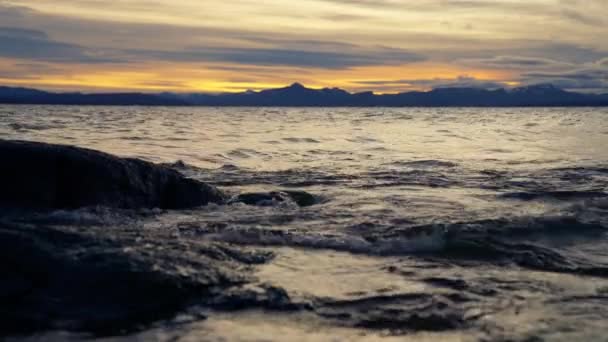 Gün Doğumunda Arjantin Bariloche Kentindeki Göl Kıyılarına Akan Dalgalarla Kayaların — Stok video
