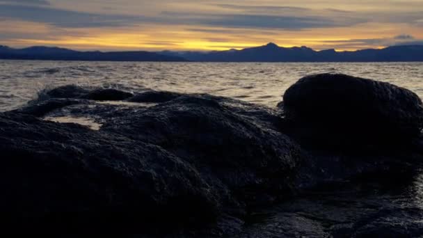 Close Shot Waves Splashing Flowing Large Rocks Lakeshore Bariloche Argentina — Αρχείο Βίντεο