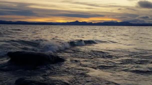 Still Shot Silhouette Rocks Mountain Range Waves Flowing Lakeshore Bariloche – stockvideo