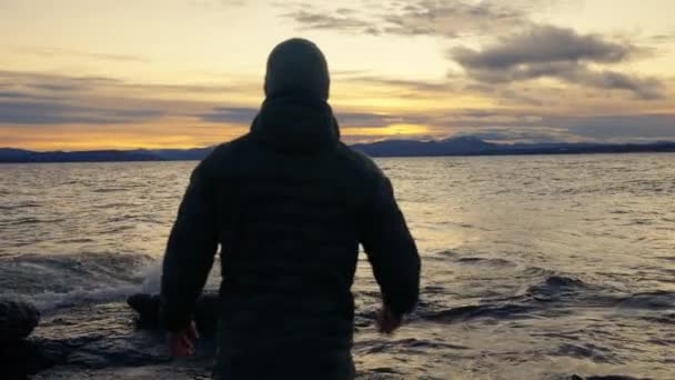 Back View Man Watching Waves Sunrise Horizon His Hand His — Video Stock
