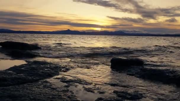 Still Shot Silhouette Rocks Mountain Range Water Splashing Rocks Lakeshore — Stock Video