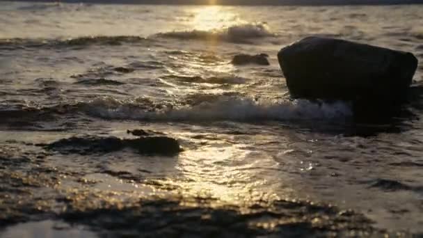 Close Shot Silhouette Rocks Lakeshore Early Sunrise Reflecting Water Bariloche — Vídeos de Stock