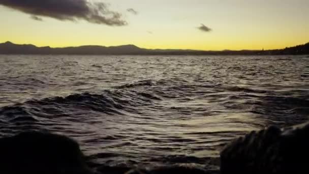 Still Shot Silhouette Rocks Mountain Range Waves Flowing Lake Bariloche — Stockvideo