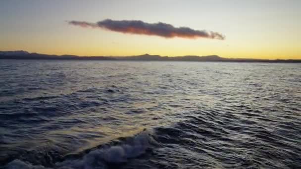 Wide Shot Showing Silhouette Mountain Range Large Cloud Waves Sunrise — Αρχείο Βίντεο