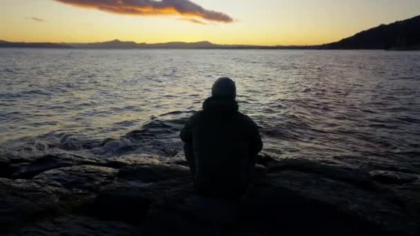 Arjantin Bariloche Bir Göl Kıyısında Otururken Güneşin Doğuşunu Izleyen Bir — Stok video