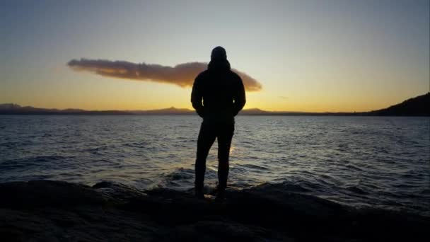 Arjantin Bariloche Bir Göl Kıyısında Güneşin Doğuşunu Izlerken Elleri Ceplerinde — Stok video