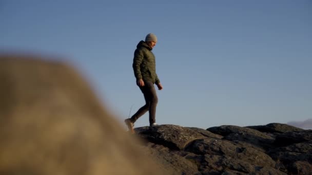 在阿根廷巴里洛切 一张宽的照片展示了一个人正在走路 双手放在口袋上 在湖滨观看日出的侧面景象 — 图库视频影像