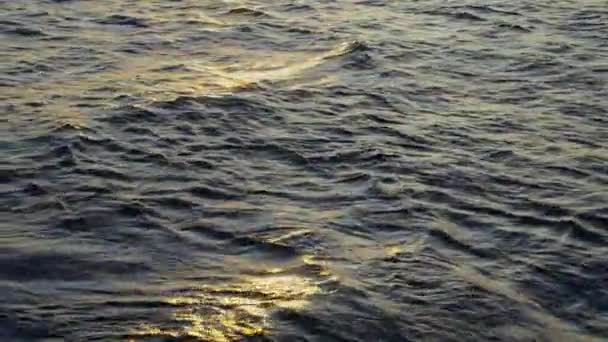 Een Close Shot Van Zonlicht Reflecterend Het Meer Water Bariloche — Stockvideo